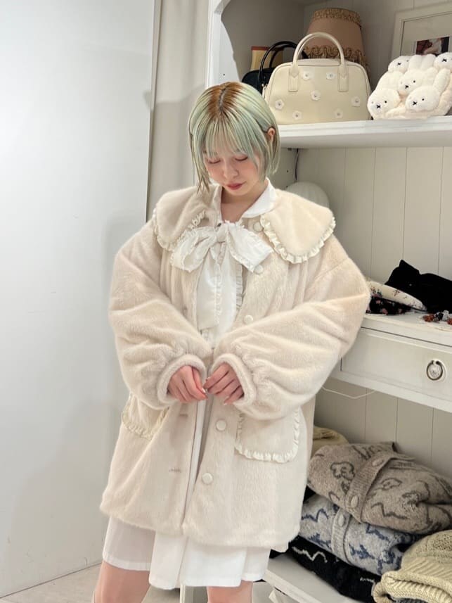 ホワイト系のローファー、ホワイト系のその他アウター、ホワイト系のワンピースを着用したレディースの秋コーディネートの5枚目の写真