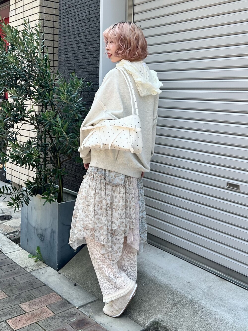 グレー系のスウェット、その他のハンドバッグ、ホワイト系のスカートを着用したレディースの夏コーディネートの4枚目の写真