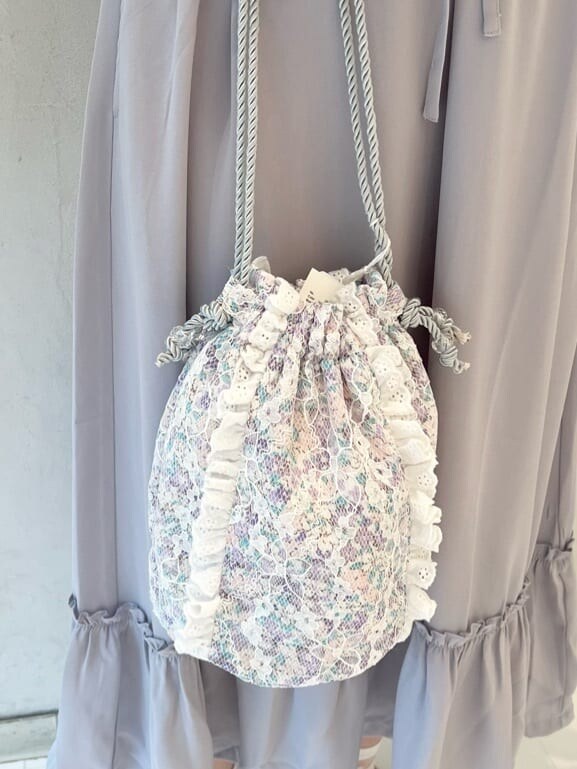 ホワイト系のサンダル、パープル系のハンドバッグ、ブルー系のワンピースを着用したレディースの夏コーディネートの7枚目の写真