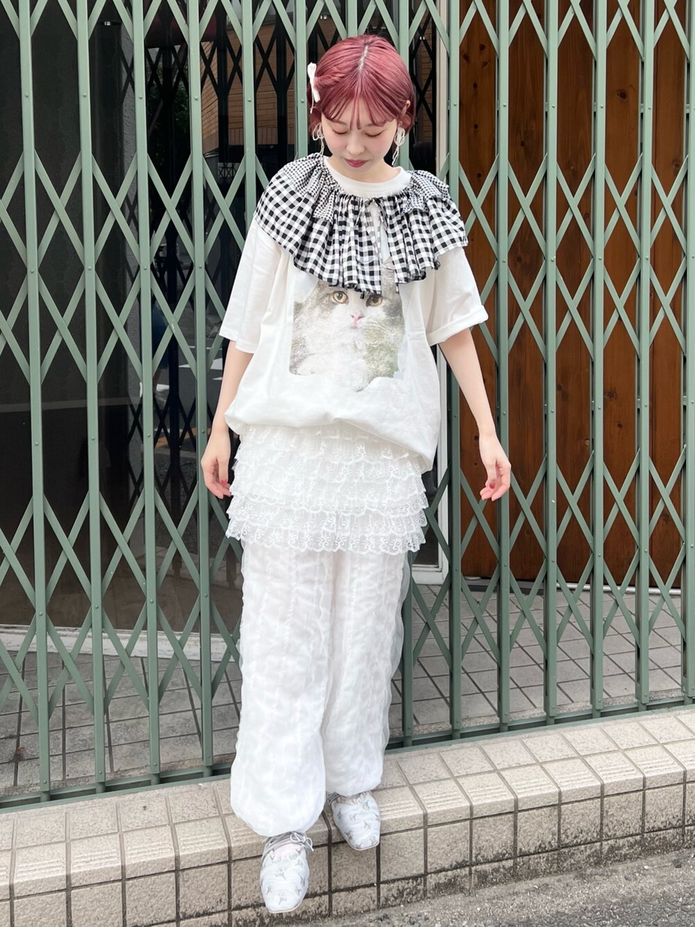 ホワイト系のTシャツ/カットソー、ホワイト系のスカート、ホワイト系のカーゴパンツを着用したレディースの夏コーディネートの7枚目の写真