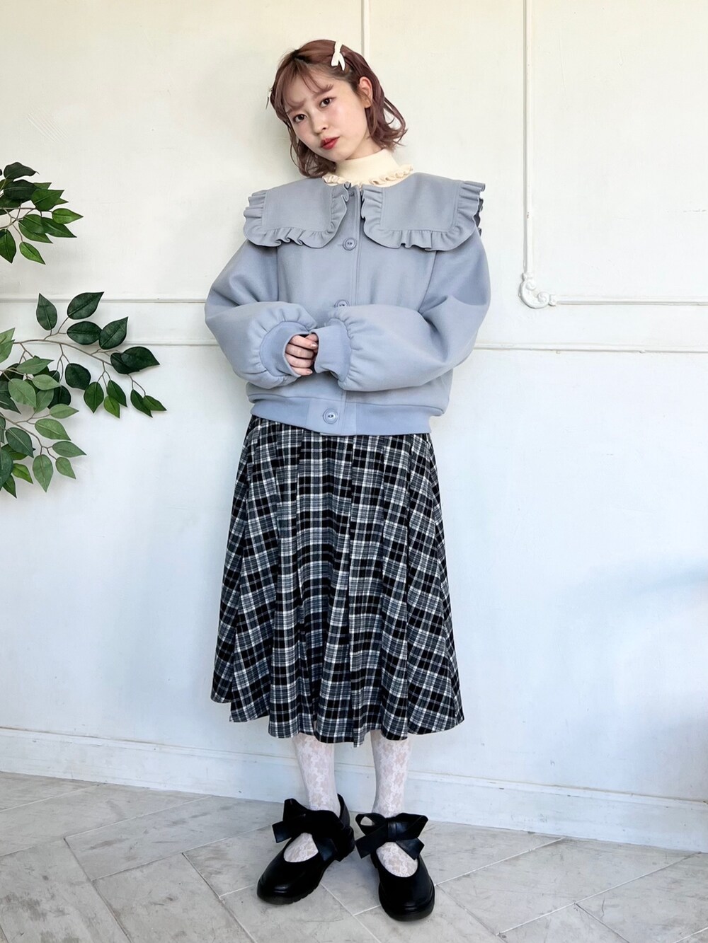 ブルー系のブルゾン、ブラック系のスカート、ブラック系のバレエシューズを着用したレディースの冬コーディネートの2枚目の写真