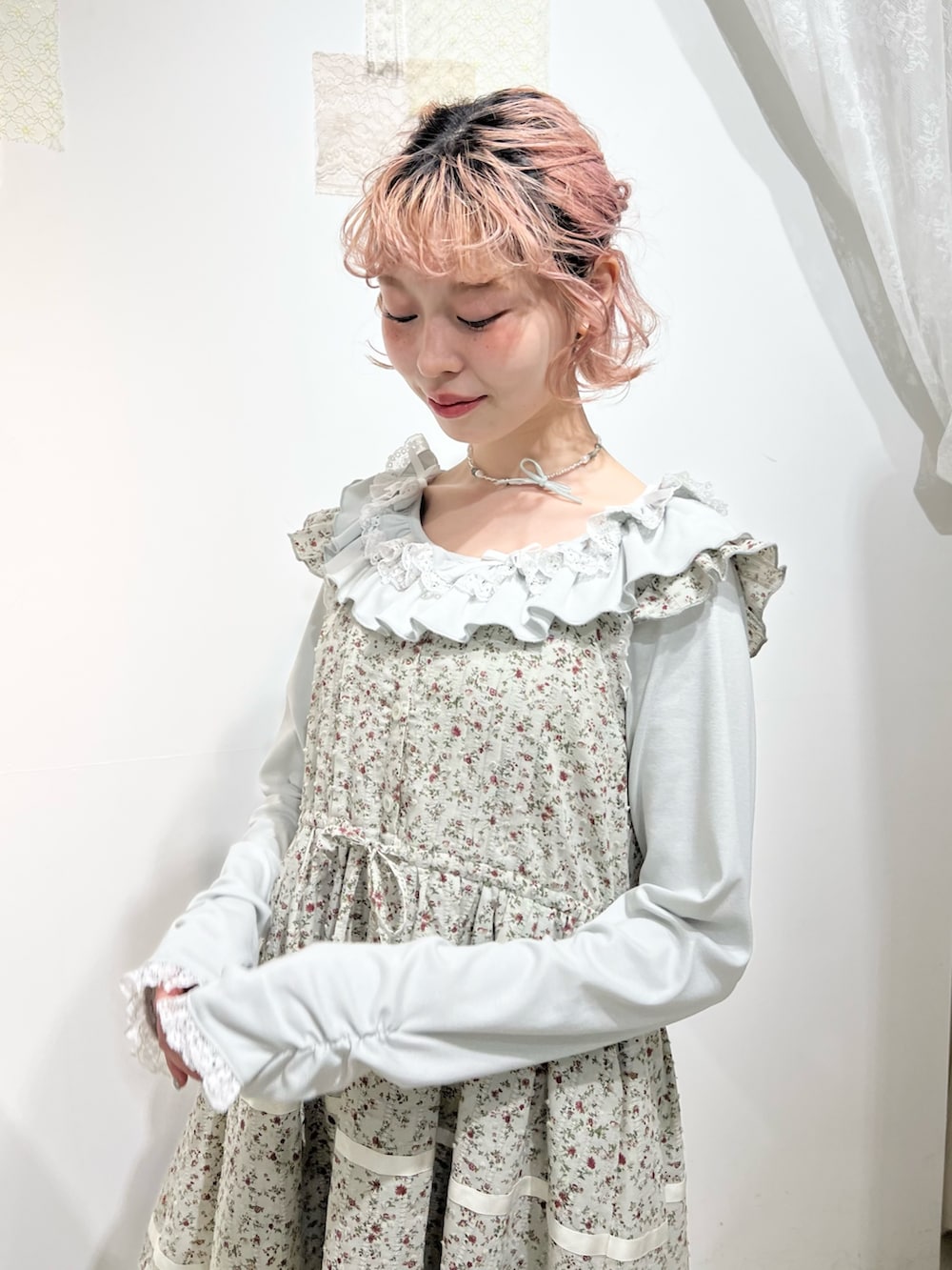 グリーン系のTシャツ/カットソー、グリーン系のワンピース、ホワイト系のその他パンツを着用したレディースの冬コーディネートの7枚目の写真