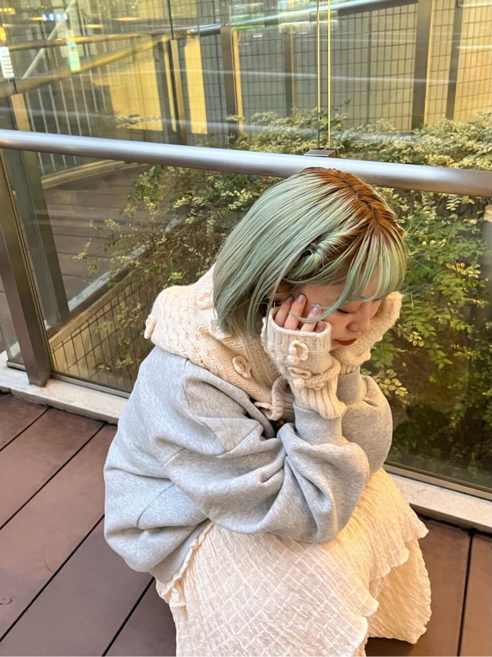 ホワイト系のパンプス、ホワイト系のボストンバッグ、ホワイト系のパンプスを着用したレディースの秋コーディネートの8枚目の写真