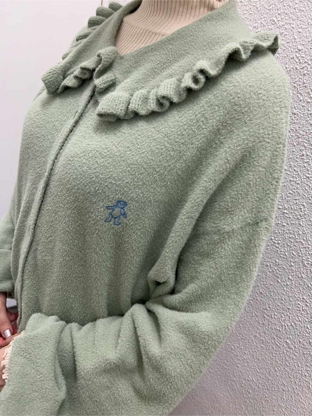 ホワイト系のその他パンツ、ホワイト系のニット/セーター、ホワイト系のローファーを着用したレディースの秋コーディネートの6枚目の写真