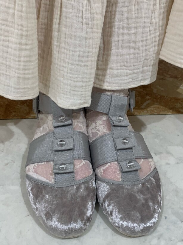 ホワイト系のその他シューズ、ブルー系のTシャツ/カットソーを着用したレディースの春コーディネートの4枚目の写真