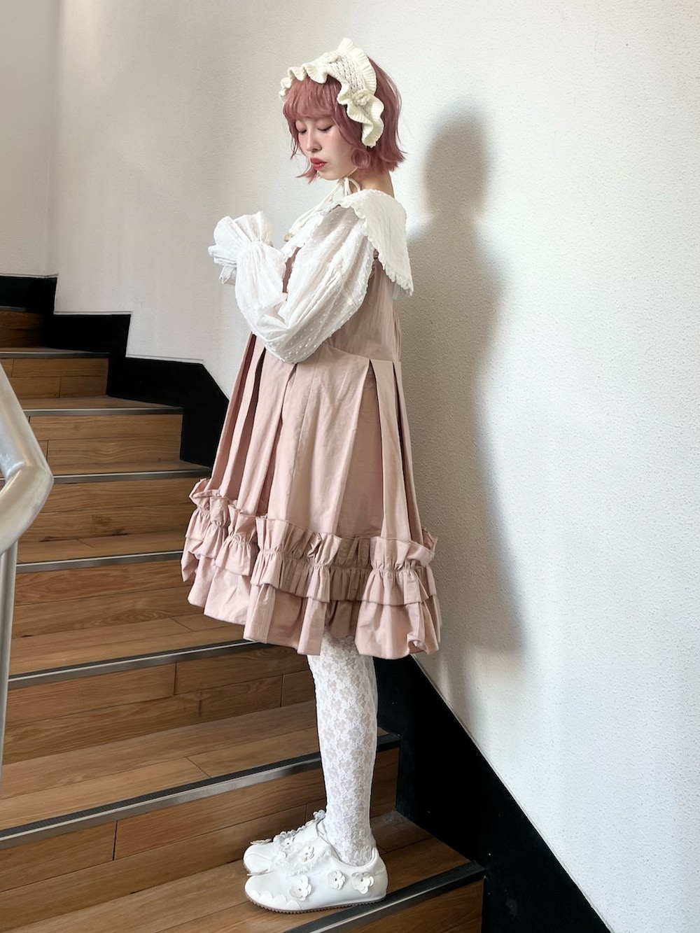 ホワイト系のシャツ/ブラウス、ピンク系のワンピース、ホワイト系のスニーカーを着用したレディースの冬コーディネートの3枚目の写真