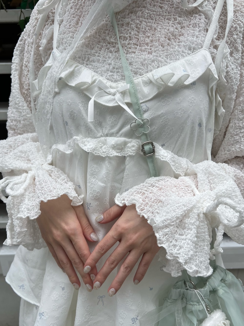 ホワイト系のワンピース、ホワイト系のTシャツ/カットソー、ホワイト系のトートバッグを着用したレディースの冬コーディネートの6枚目の写真