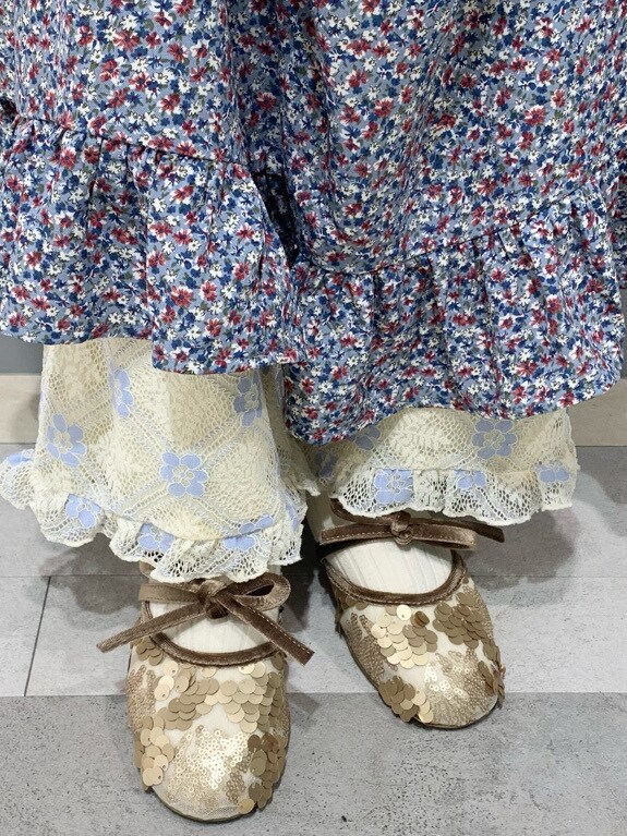 ブルー系のワンピース、ホワイト系のその他パンツ、ゴールド系のその他シューズを着用したレディースの春コーディネートの4枚目の写真