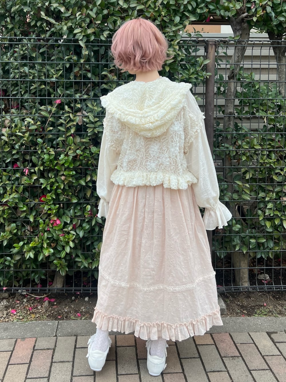 ホワイト系のブルゾン、ホワイト系のTシャツ/カットソー、ピンク系のワンピースを着用したレディースの冬コーディネートの5枚目の写真