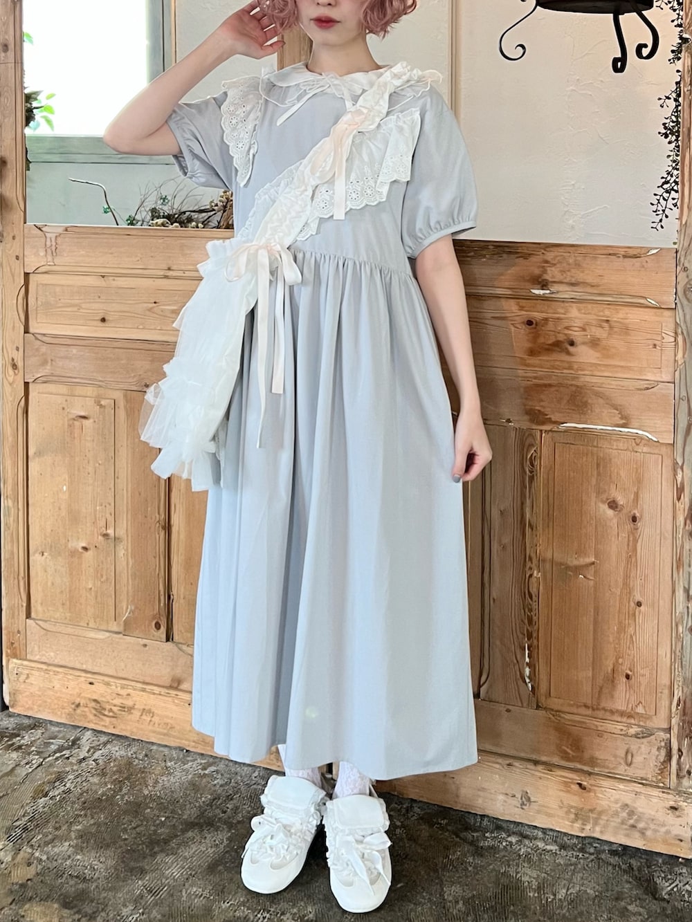 ホワイト系のシャツ/ブラウス、ブルー系のワンピース、ホワイト系のトートバッグを着用したレディースの春コーディネートの3枚目の写真