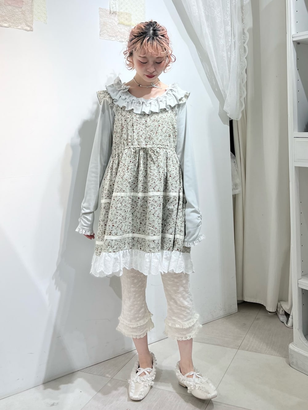 グリーン系のTシャツ/カットソー、グリーン系のワンピース、ホワイト系のその他パンツを着用したレディースの冬コーディネートの3枚目の写真