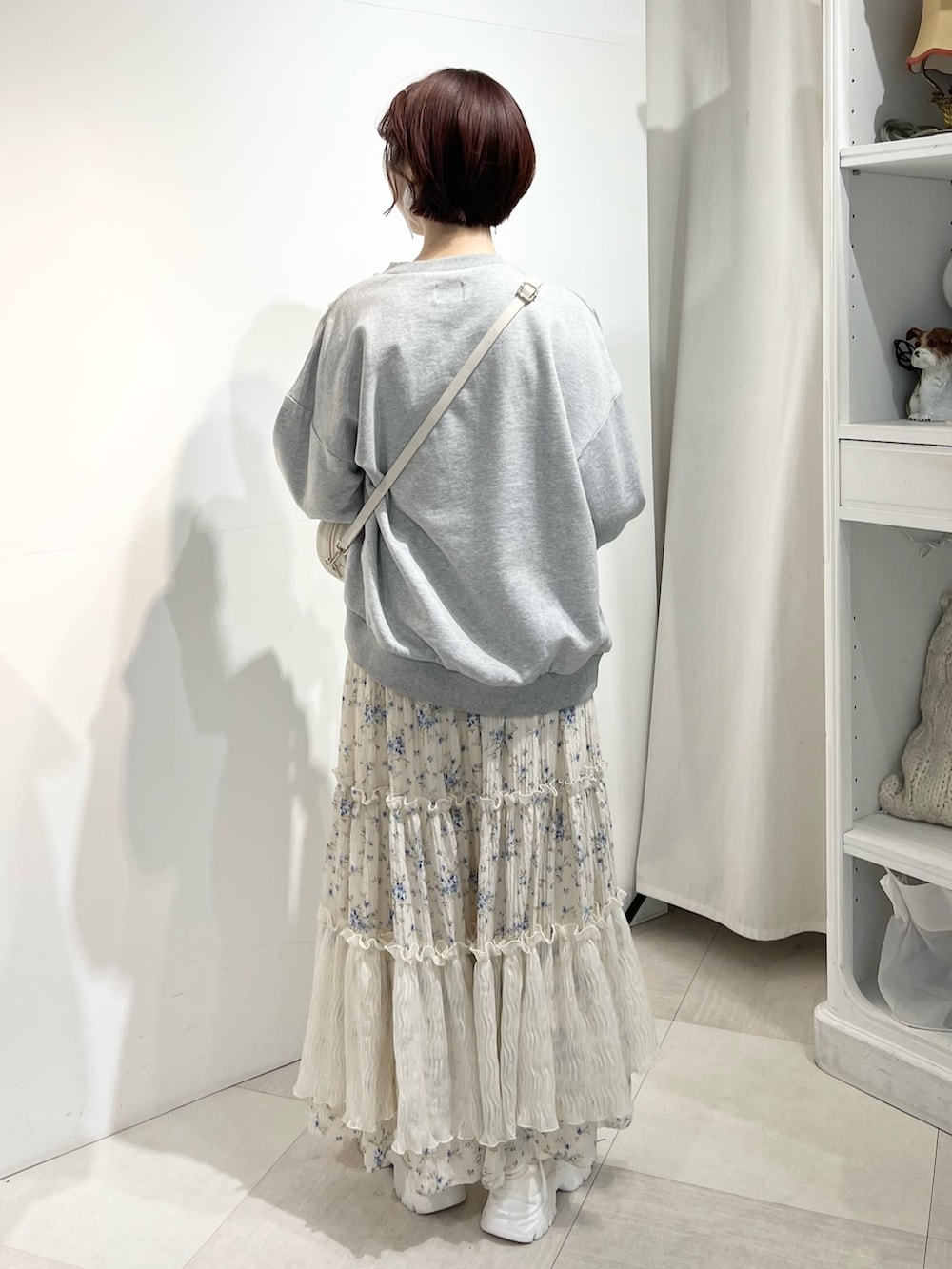 ホワイト系のショルダーバッグ、ホワイト系のスニーカー、ブルー系のスカートを着用したレディースの冬コーディネートの4枚目の写真