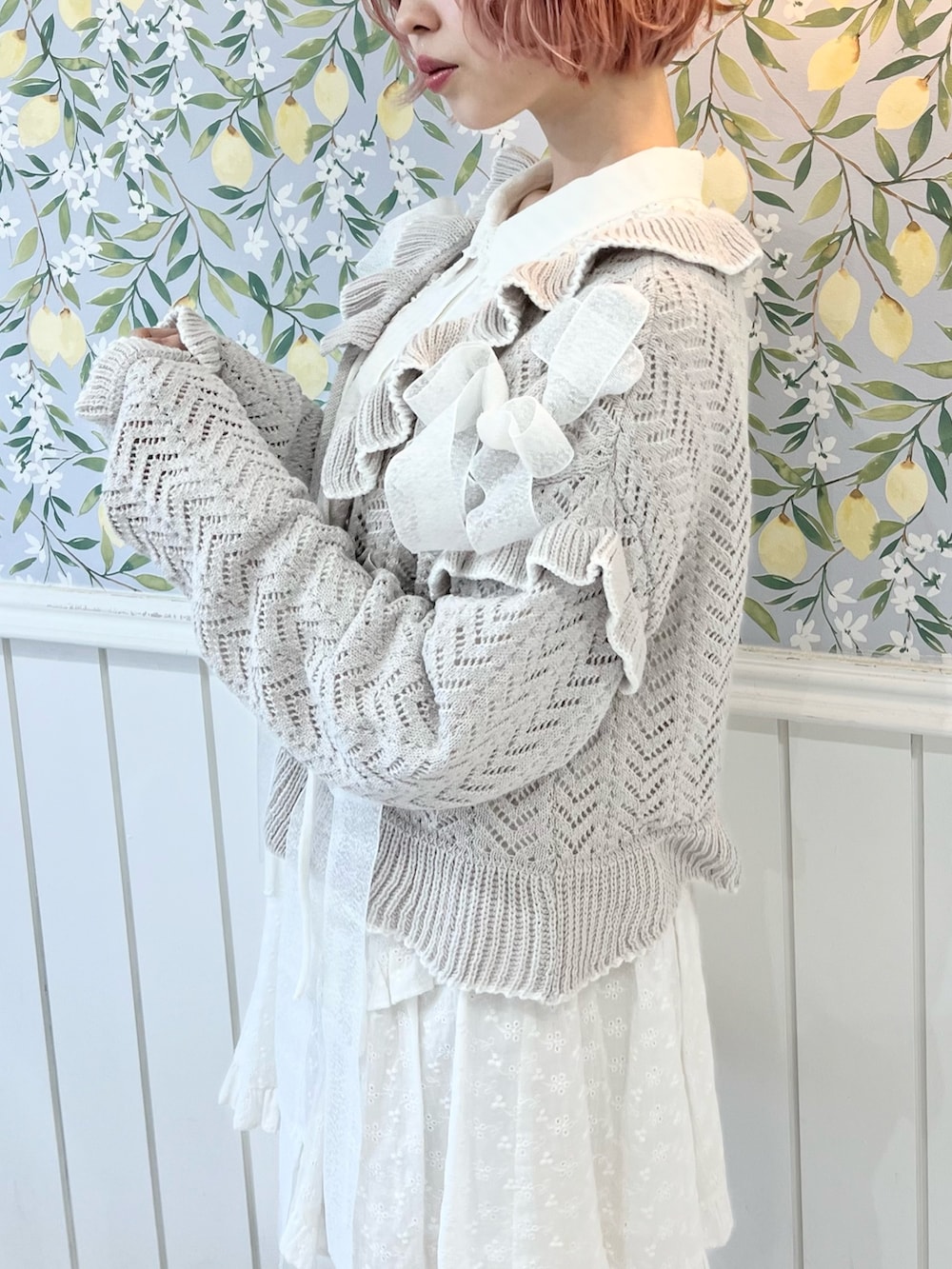 グレー系のカーディガン/ボレロ、ホワイト系のシャツ/ブラウス、ホワイト系のスカートを着用したレディースの冬コーディネートの8枚目の写真