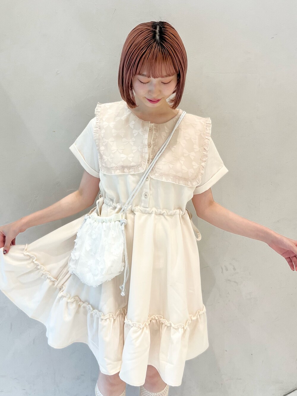 ピンク系のワンピース、ホワイト系のショルダーバッグ、ホワイト系のサンダルを着用したレディースの夏コーディネートの7枚目の写真