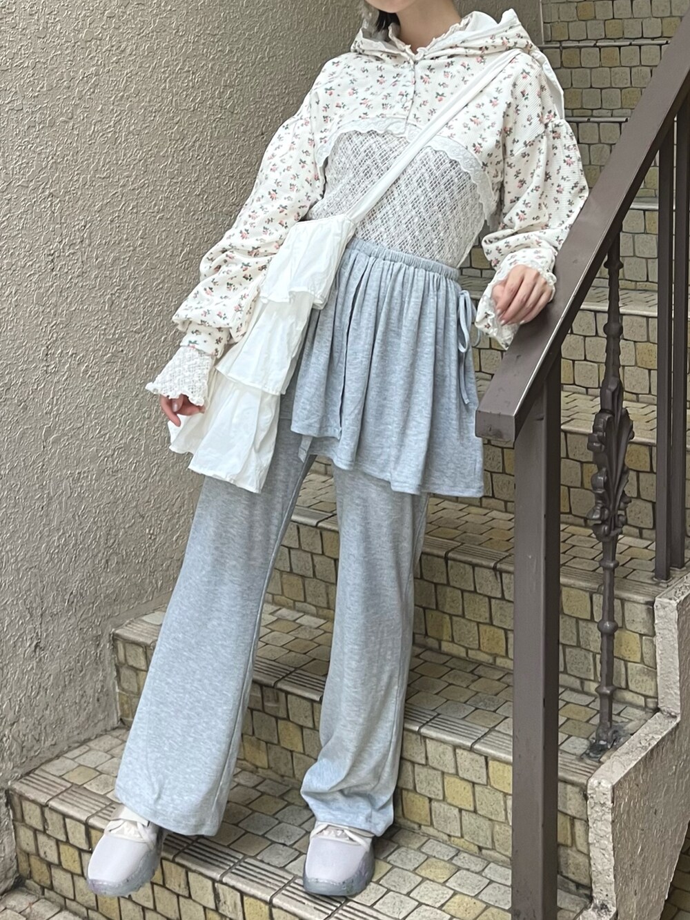 その他のカーディガン/ボレロ、ホワイト系のTシャツ/カットソー、ベージュ系のスニーカーを着用したレディースの夏コーディネートの5枚目の写真