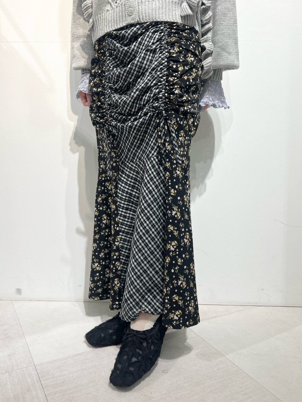 グレー系のカーディガン/ボレロ、ブルー系のTシャツ/カットソー、ブラック系のスカートを着用したレディースの秋コーディネートの9枚目の写真