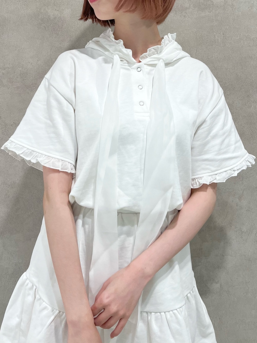 ホワイト系のワンピース、ホワイト系のスニーカーを着用したレディースの夏コーディネートの9枚目の写真