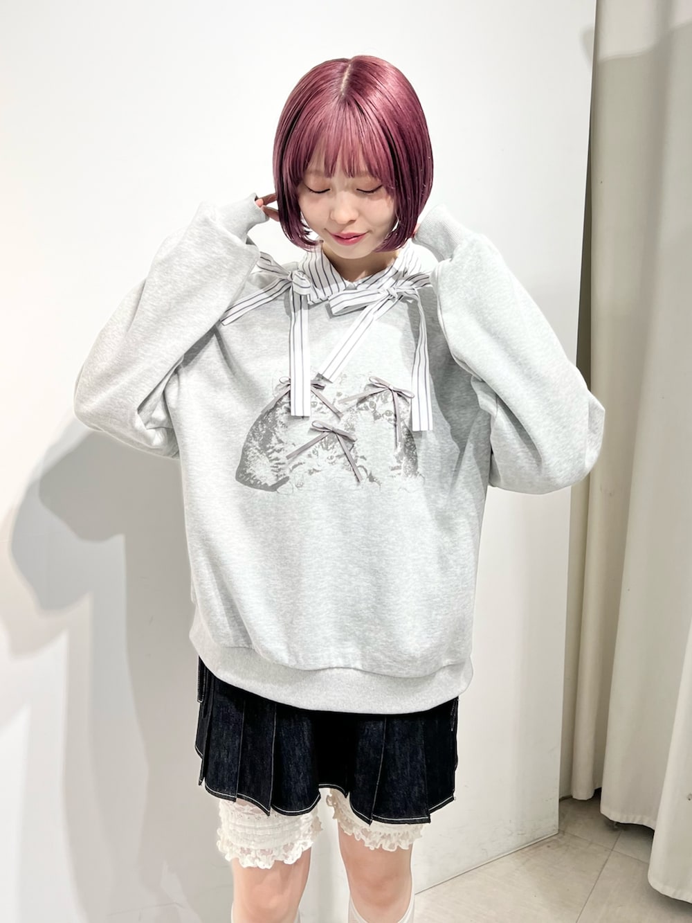 グレー系のスウェット、ブラック系のスカート、ブラック系のローファーを着用したレディースの秋コーディネートの7枚目の写真