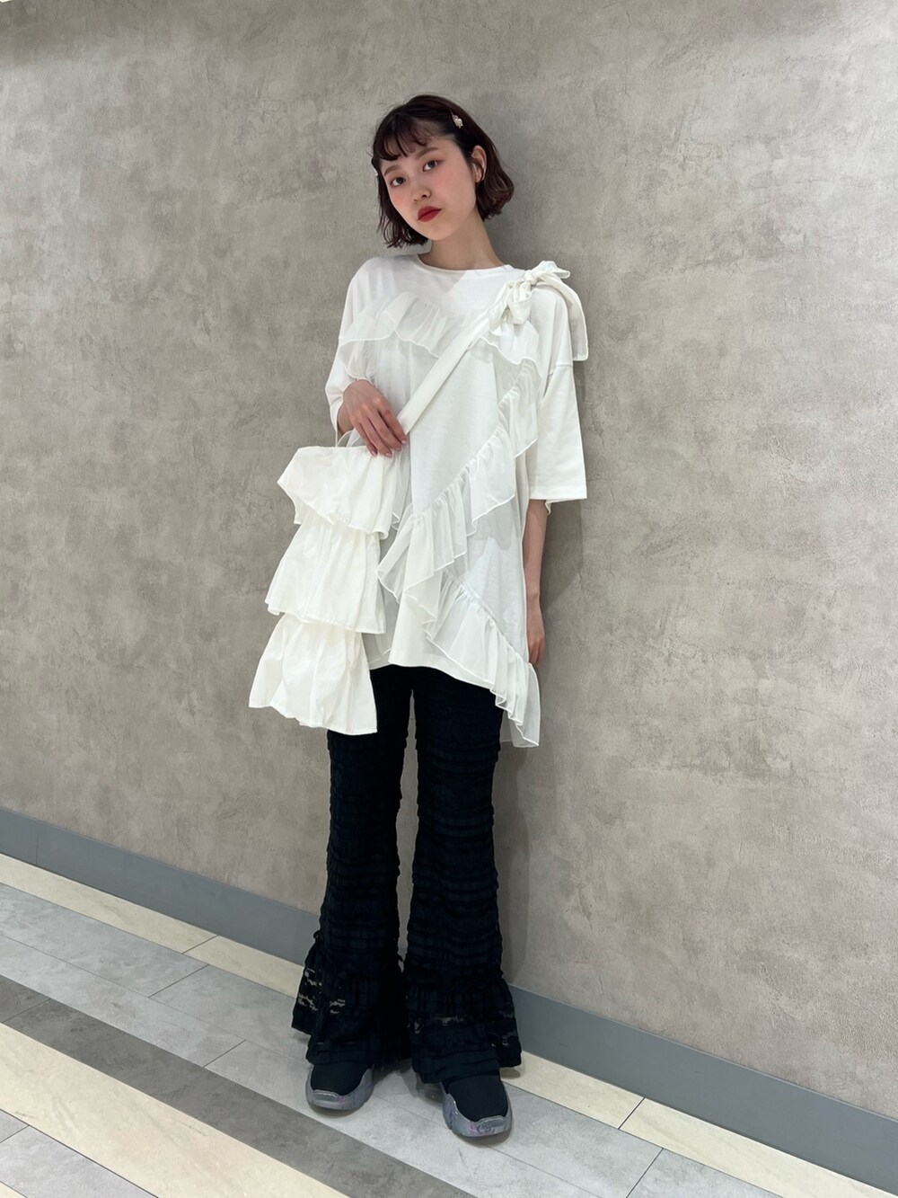 ブラック系のスウェットパンツ、ホワイト系のTシャツ/カットソー、ホワイト系のトートバッグを着用したレディースの夏コーディネートの4枚目の写真