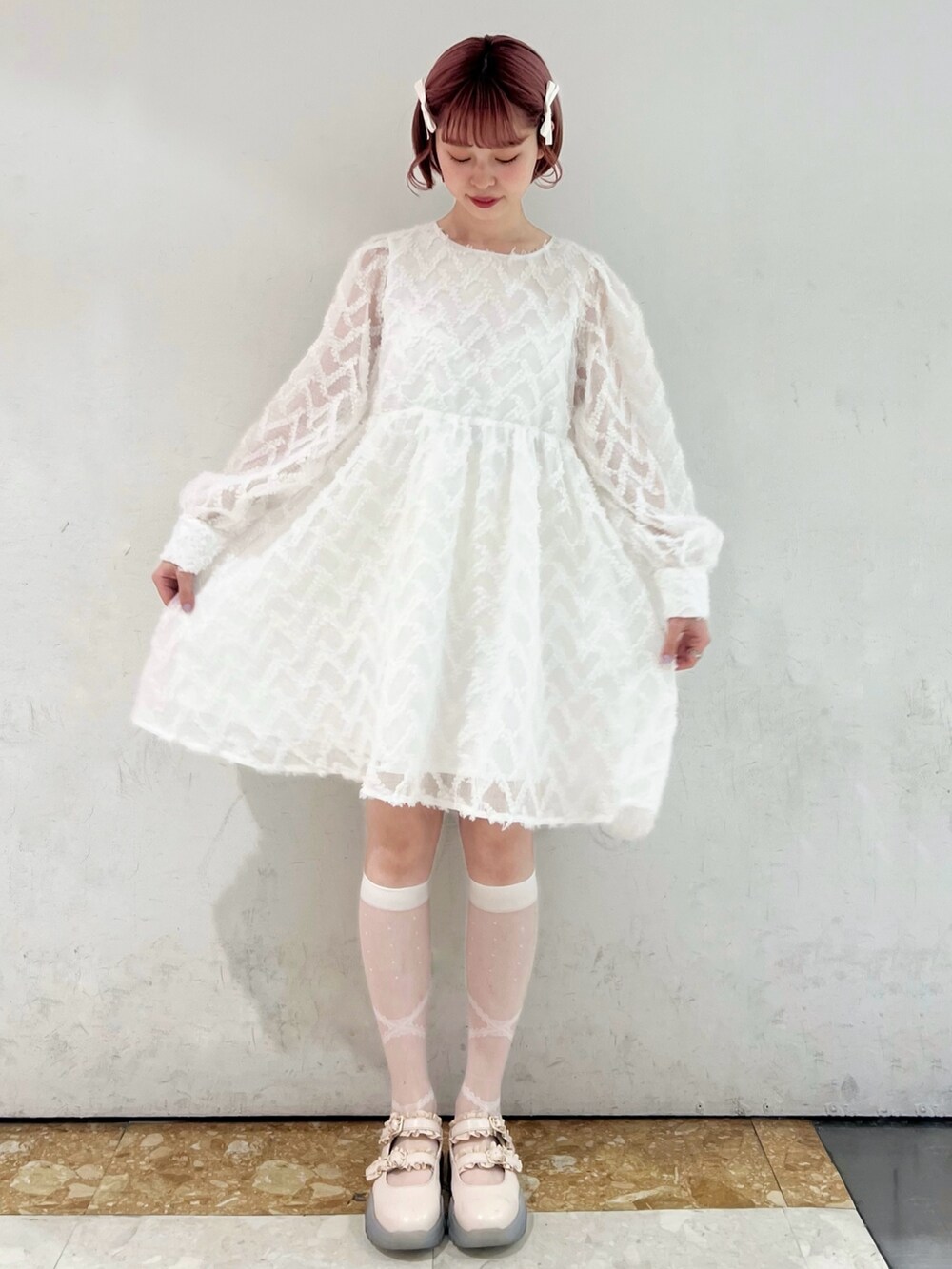 ホワイト系のスニーカー、ホワイト系のワンピースを着用したレディースの春コーディネートの2枚目の写真