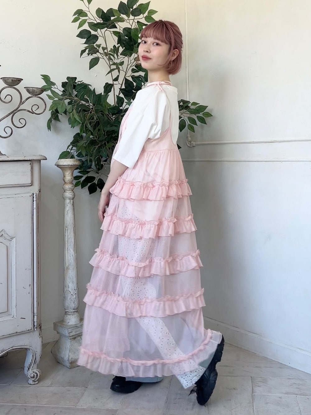 ブルー系のデニムパンツ、ブラック系のスニーカー、ピンク系のワンピースを着用したレディースの夏コーディネートの2枚目の写真