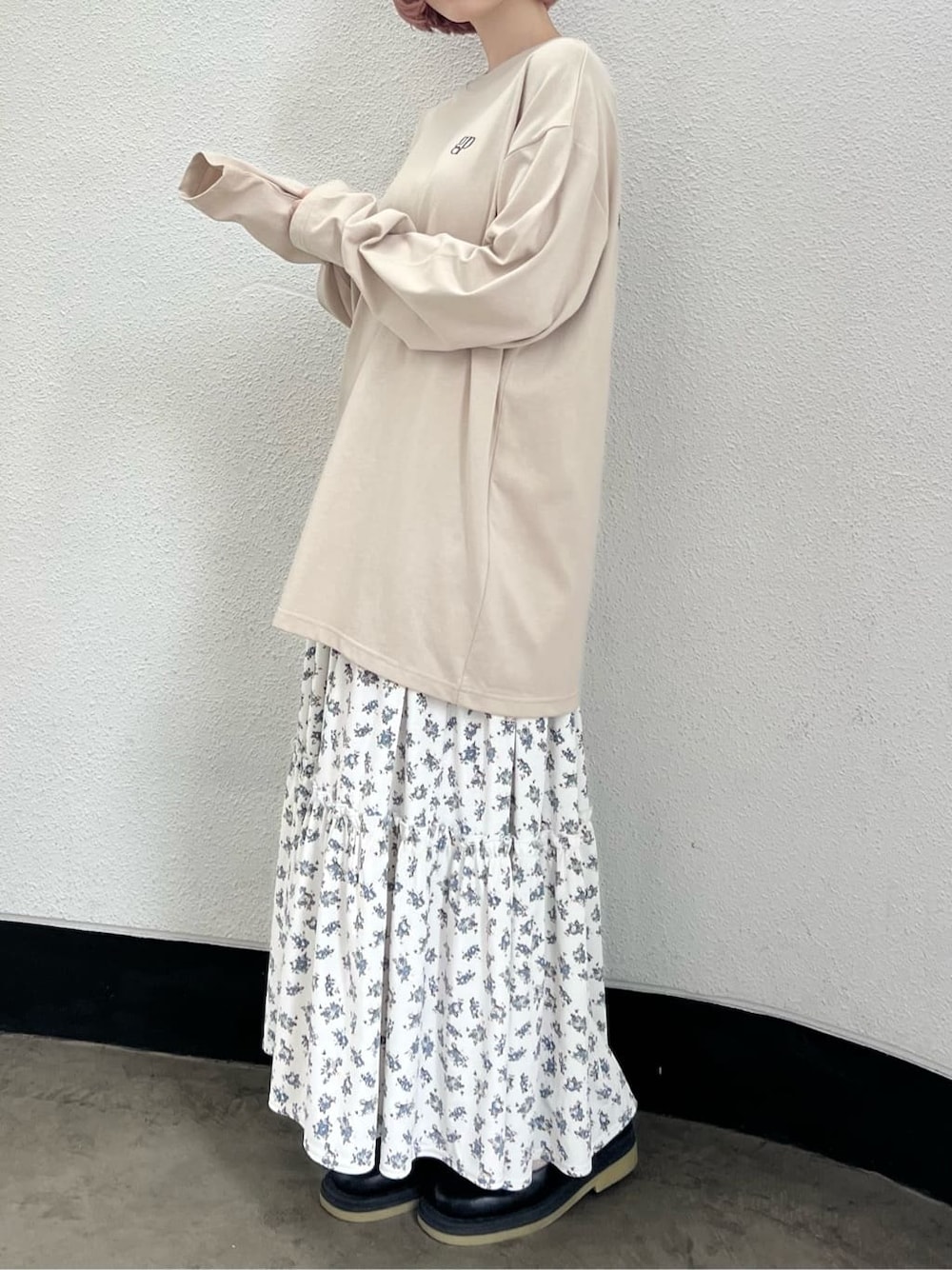 ホワイト系のスカート、ブラック系のパンプス、ベージュ系のTシャツ/カットソーを着用したレディースの夏コーディネートの4枚目の写真