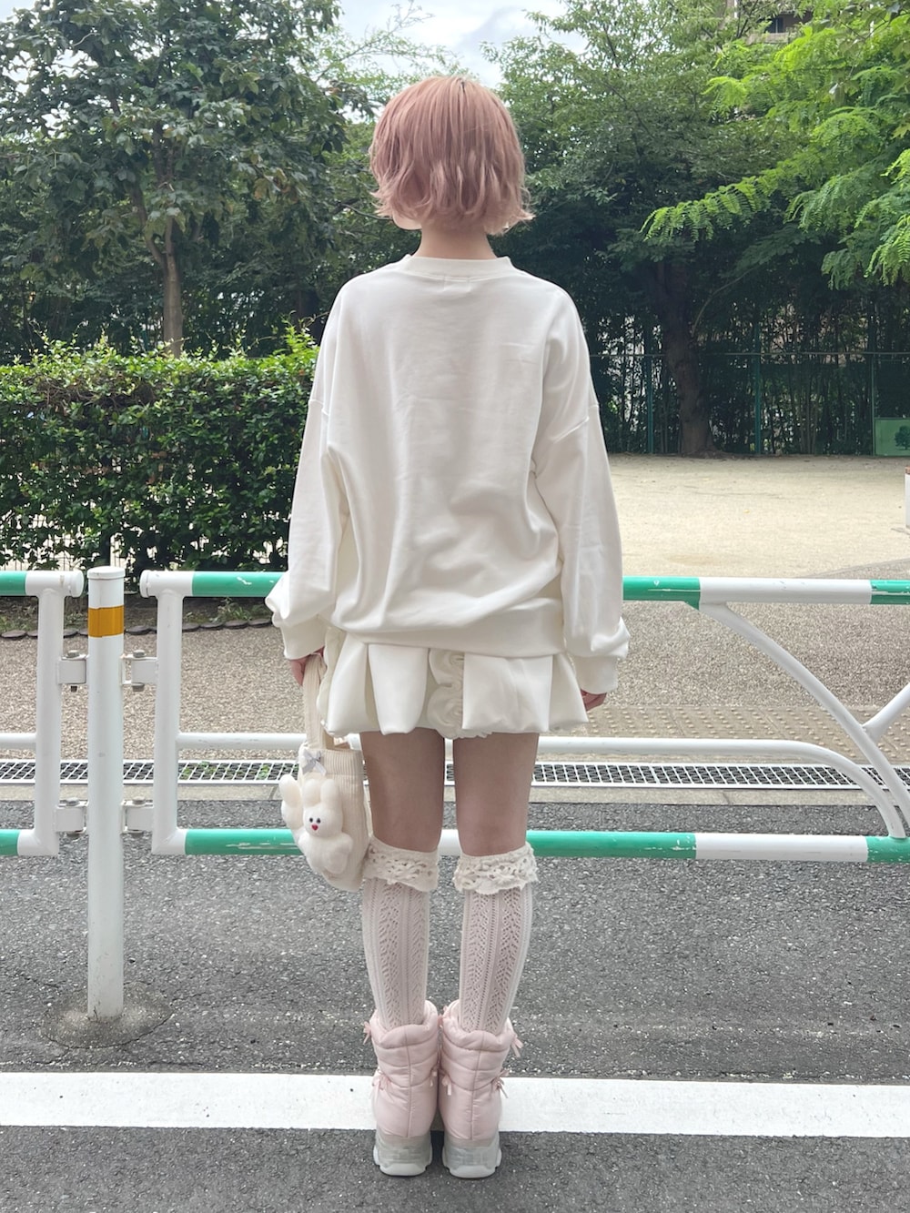 ホワイト系のスカート、ピンク系のブーツ、ホワイト系のスウェットを着用したレディースの秋コーディネートの3枚目の写真