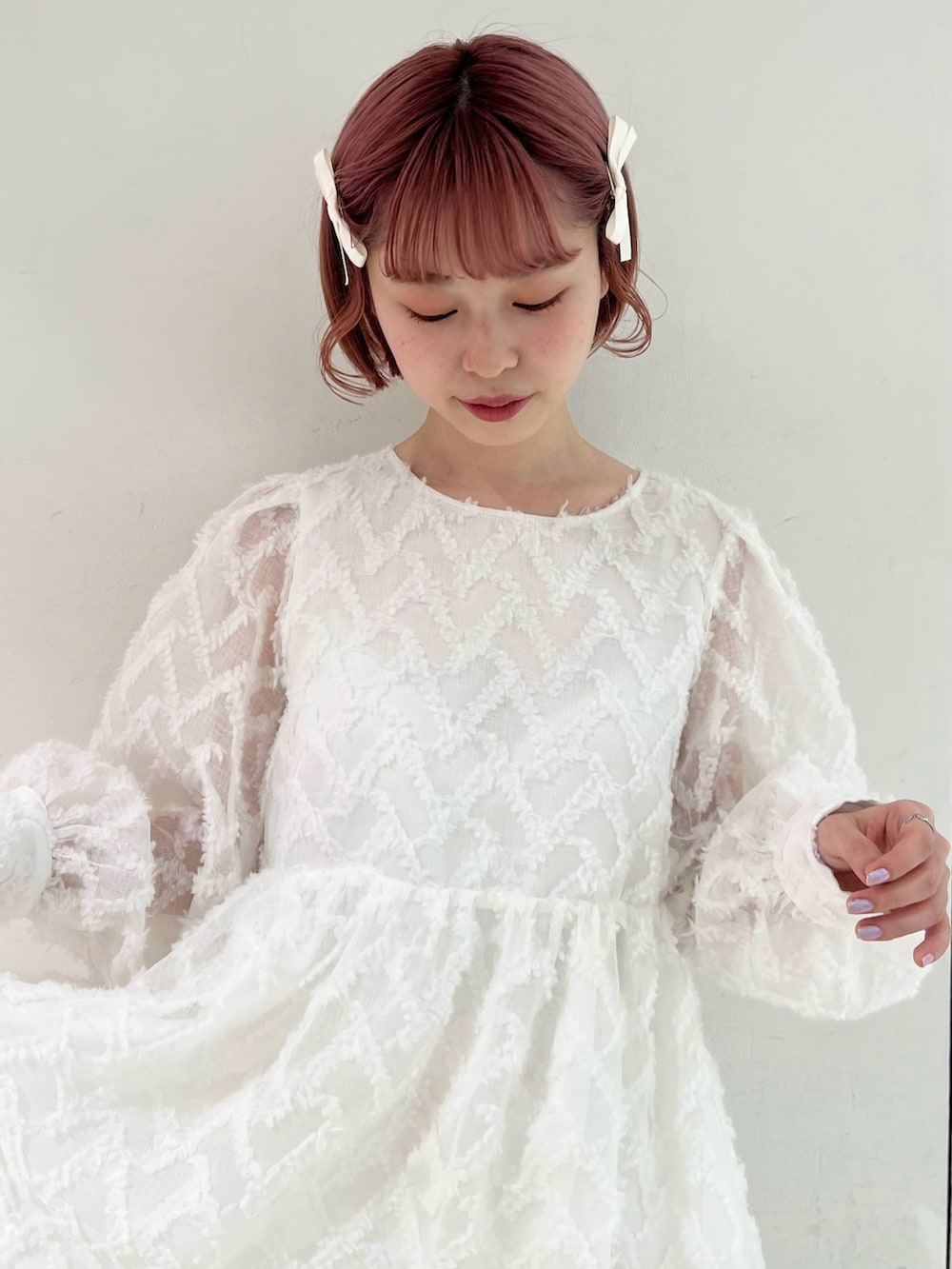 ホワイト系のスニーカー、ホワイト系のワンピースを着用したレディースの春コーディネートの4枚目の写真