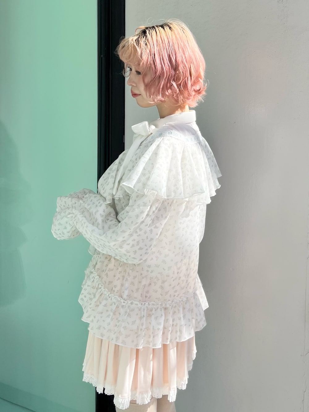 ブルー系のカーディガン/ボレロ、ピンク系のスカート、ホワイト系のスニーカーを着用したレディースの冬コーディネートの8枚目の写真