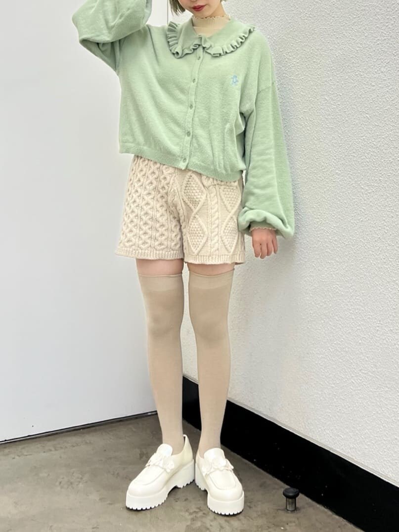 ホワイト系のその他パンツ、ホワイト系のニット/セーター、ホワイト系のローファーを着用したレディースの秋コーディネートの2枚目の写真