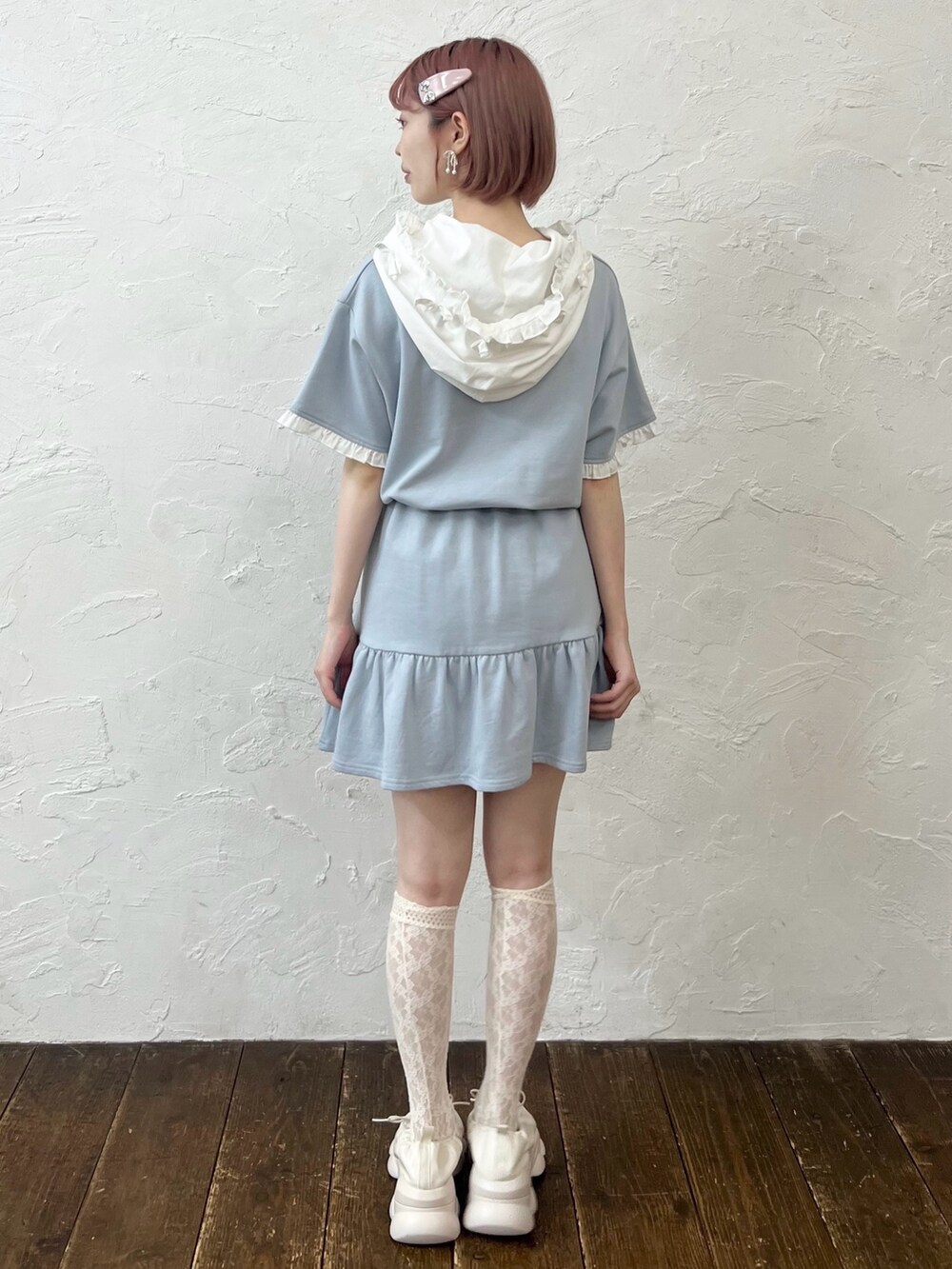 ブルー系のワンピース、ホワイト系のスニーカーを着用したレディースの夏コーディネートの5枚目の写真