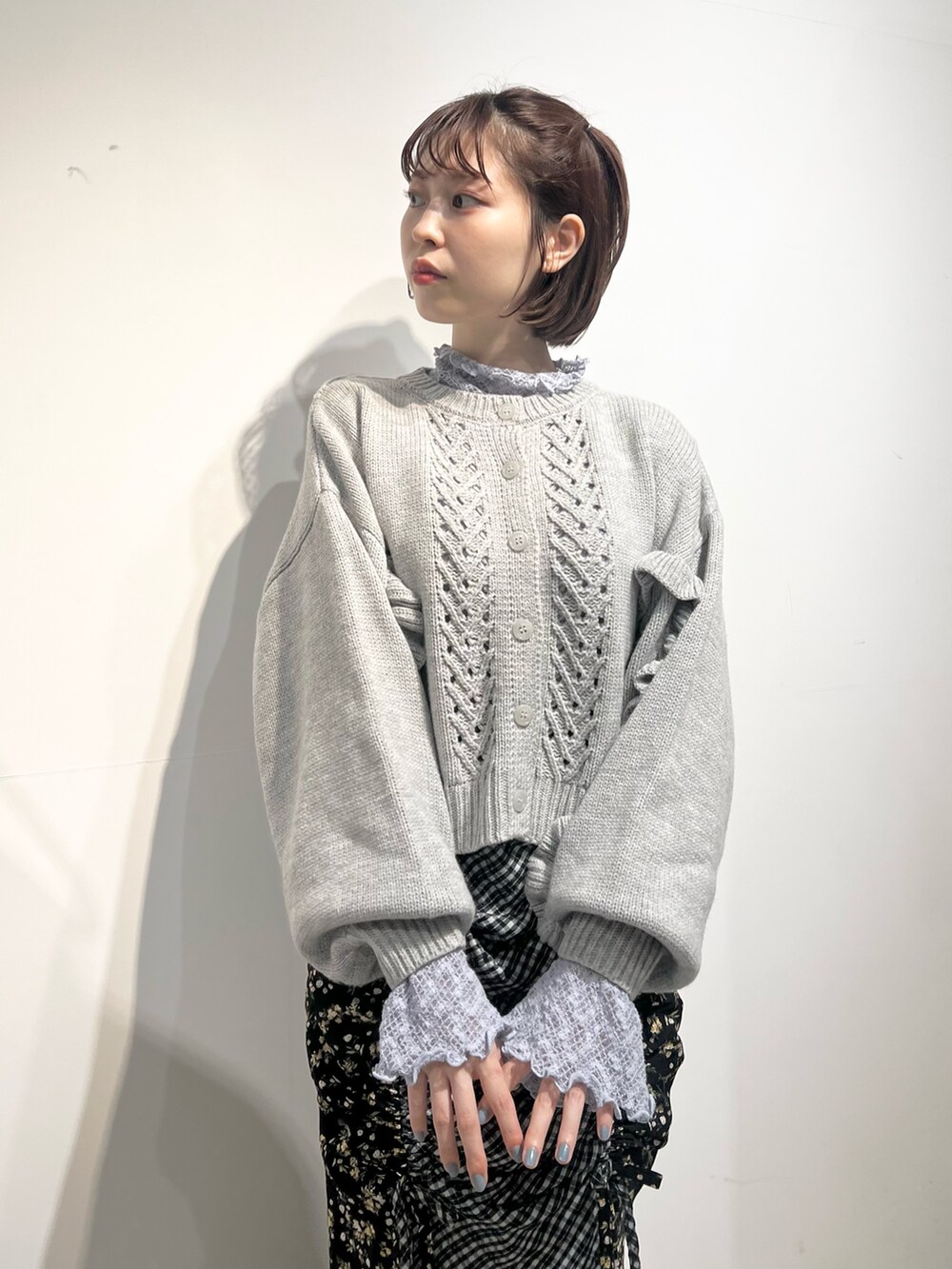 グレー系のカーディガン/ボレロ、ブルー系のTシャツ/カットソー、ブラック系のスカートを着用したレディースの秋コーディネートの5枚目の写真