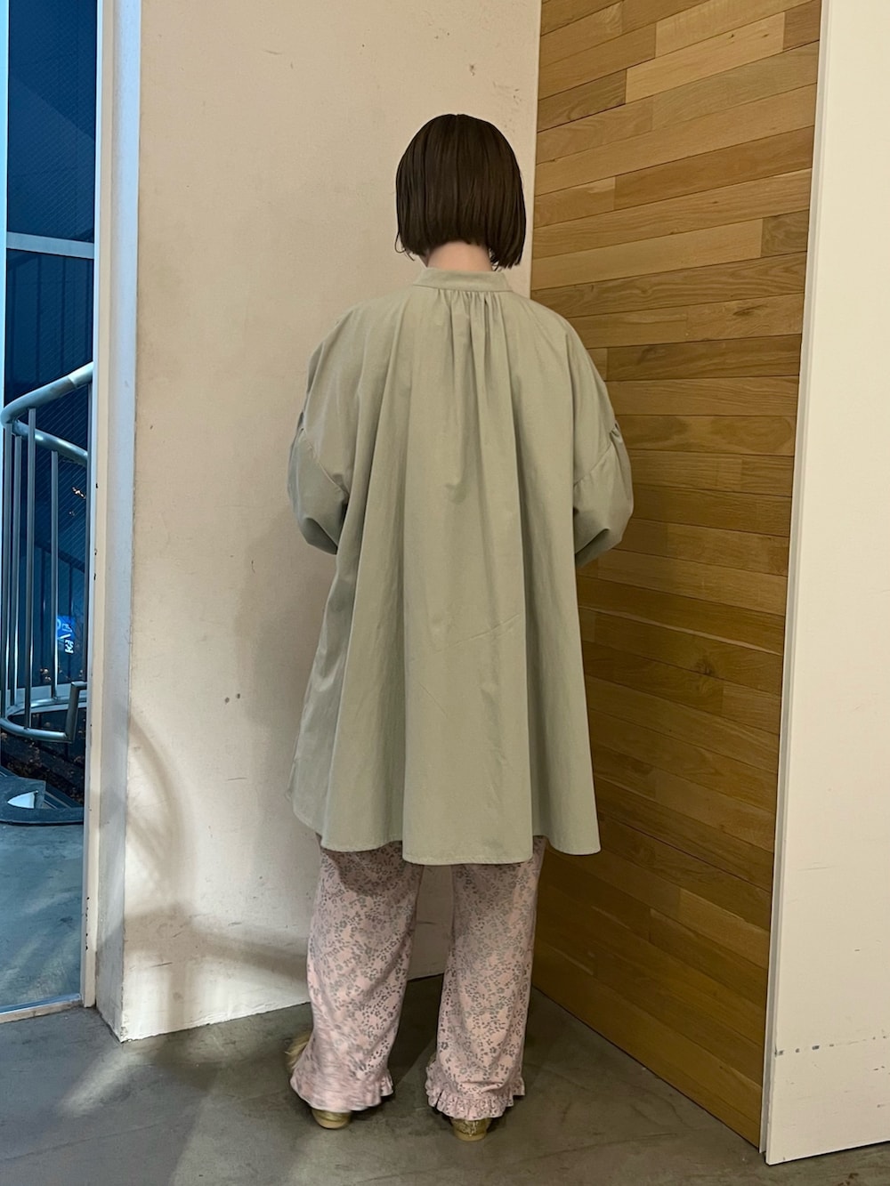 ピンク系のその他パンツ、ゴールド系のパンプス、グリーン系のワンピースを着用したレディースの春コーディネートの3枚目の写真