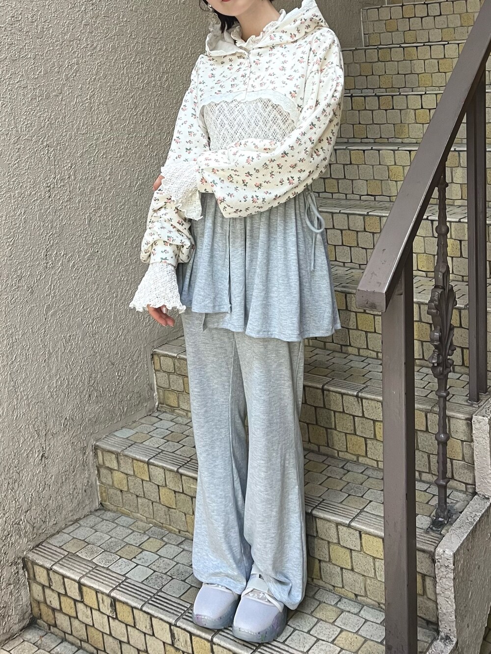 その他のカーディガン/ボレロ、ホワイト系のTシャツ/カットソー、ベージュ系のスニーカーを着用したレディースの夏コーディネートの3枚目の写真