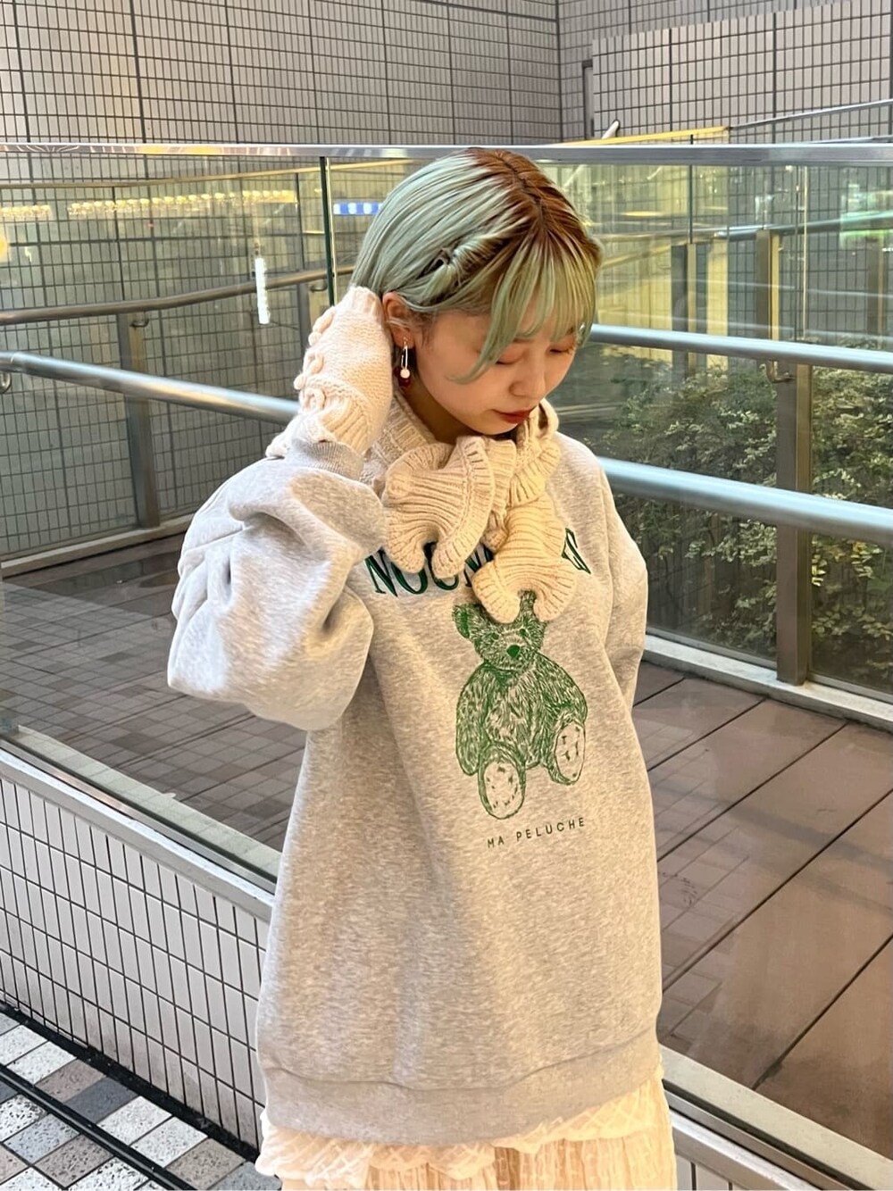 ホワイト系のパンプス、ホワイト系のボストンバッグ、ホワイト系のパンプスを着用したレディースの秋コーディネートの6枚目の写真