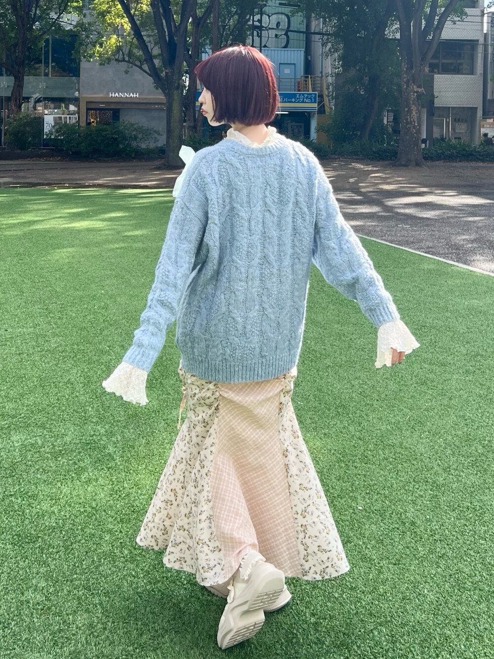 ブルー系のニット/セーター、ホワイト系のTシャツ/カットソー、ホワイト系のスカートを着用したレディースの秋コーディネートの5枚目の写真