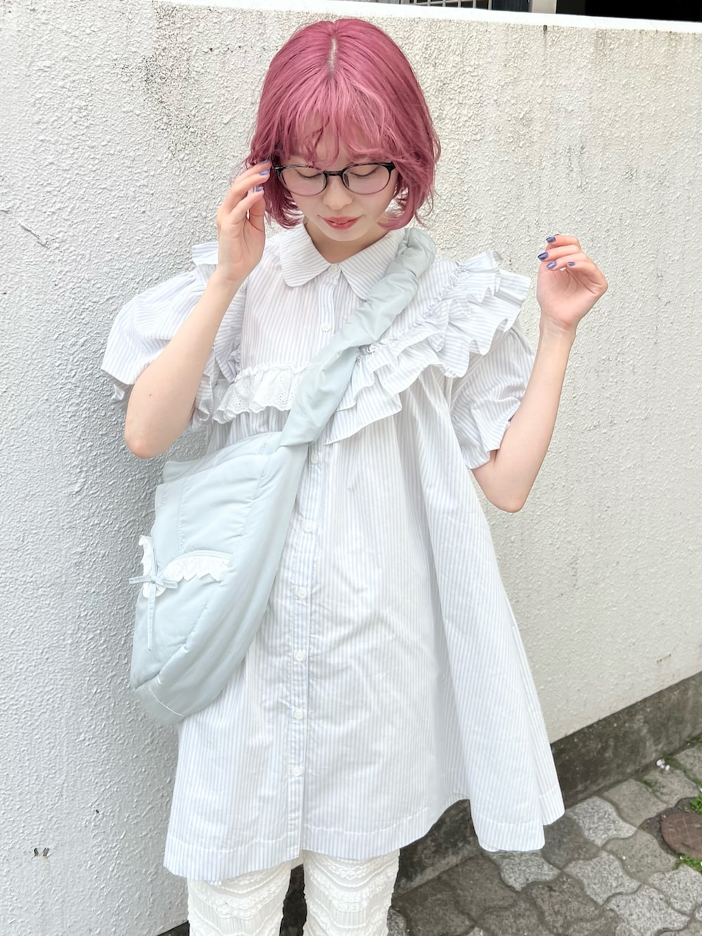 ブルー系のワンピース、ブルー系のショルダーバッグ、ホワイト系のその他パンツを着用したレディースの春コーディネートの4枚目の写真