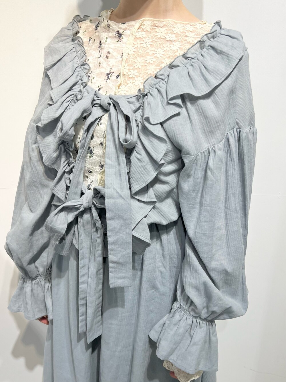 ホワイト系のTシャツ/カットソー、ホワイト系のバレエシューズ、グリーン系のワンピースを着用したレディースの冬コーディネートの9枚目の写真