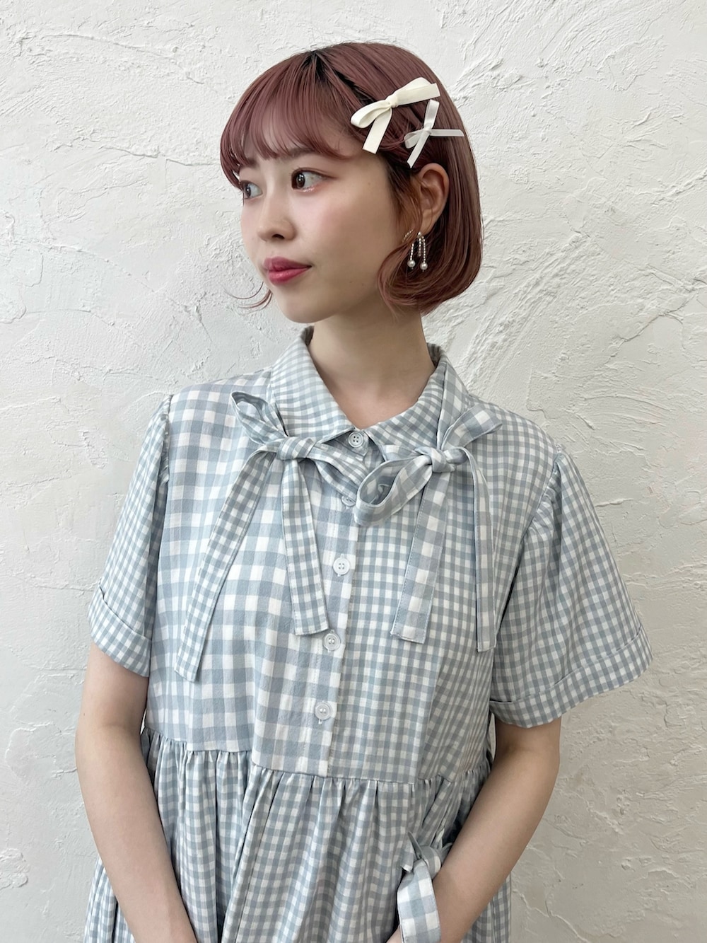 ブルー系のワンピース、ホワイト系のスニーカーを着用したレディースの夏コーディネートの7枚目の写真