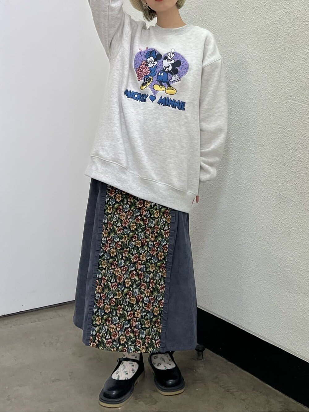 ブラック系のパンプス、ブラック系のパンプス、ブルー系のスカートを着用したレディースの秋コーディネートの3枚目の写真