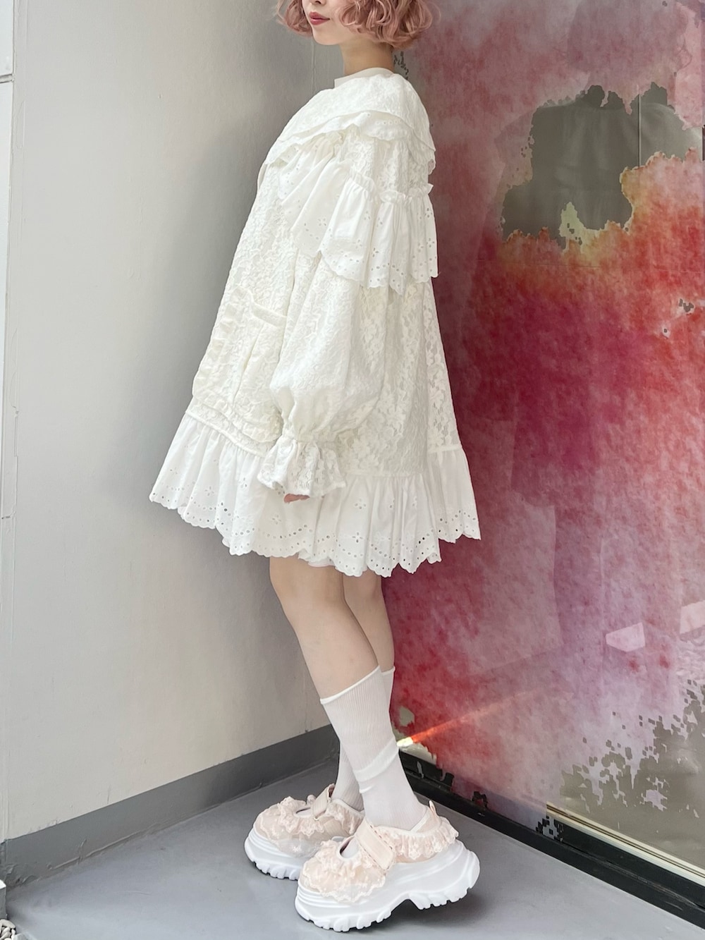 ホワイト系のテーラードジャケット、ピンク系のワンピース、ホワイト系のTシャツ/カットソーを着用したレディースの夏コーディネートの5枚目の写真