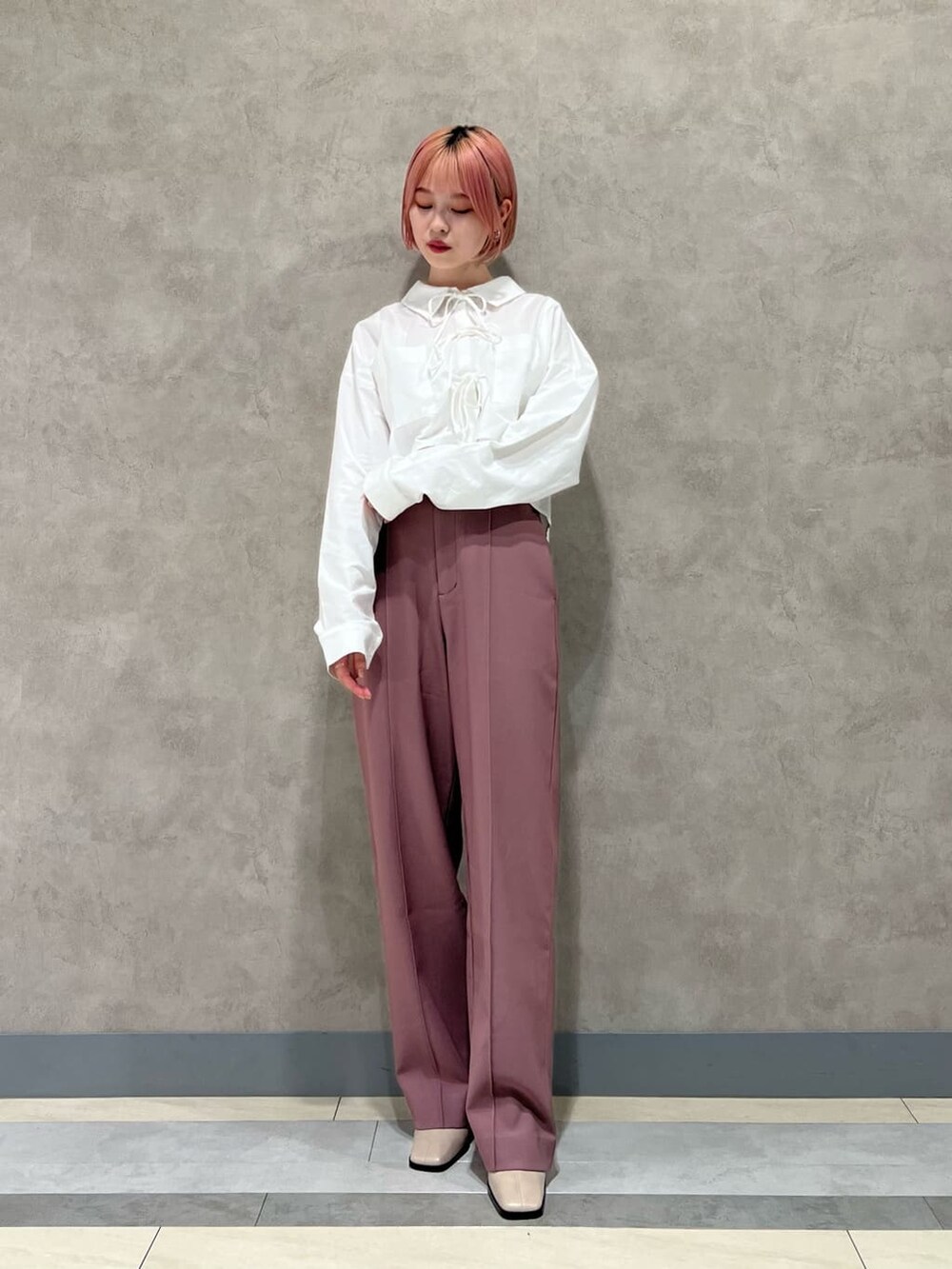 ホワイト系のシャツ/ブラウス、ピンク系のスラックス、ベージュ系のブーツを着用したレディースの秋コーディネートの6枚目の写真