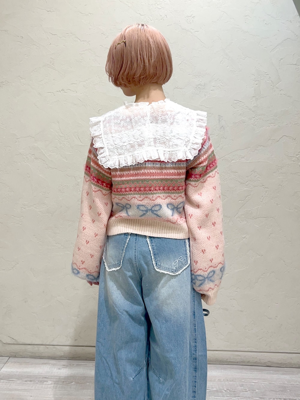 ピンク系のカーディガン/ボレロ、ホワイト系のシャツ/ブラウス、ベージュ系のハンドバッグを着用したレディースの秋コーディネートの8枚目の写真