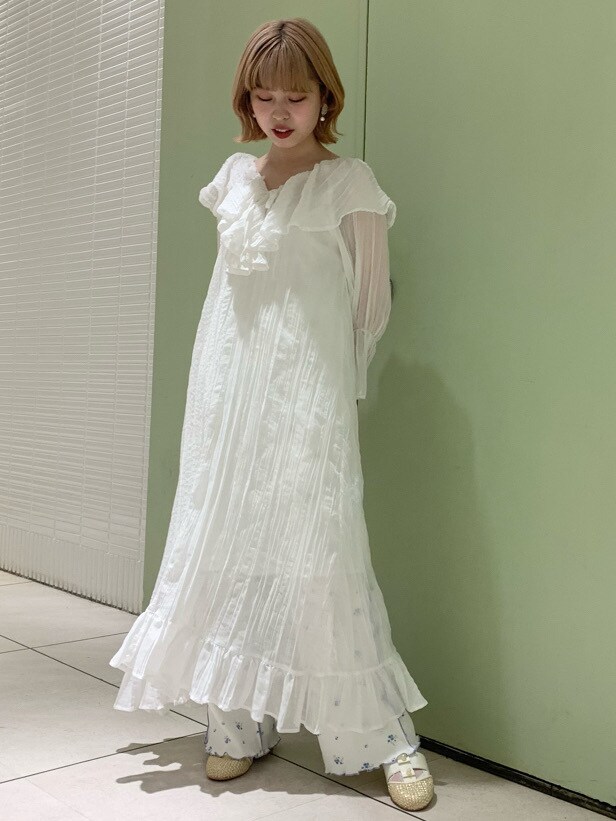 ホワイト系のワンピース、ベージュ系のパンプス、ホワイト系のその他パンツを着用したレディースの春コーディネートの3枚目の写真