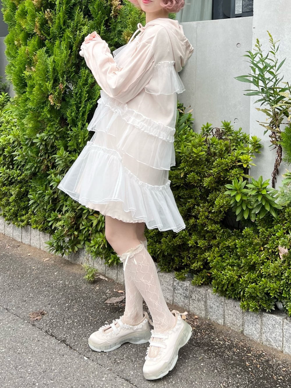 ピンク系のワンピース、ホワイト系のスニーカーを着用したレディースの秋コーディネートの2枚目の写真