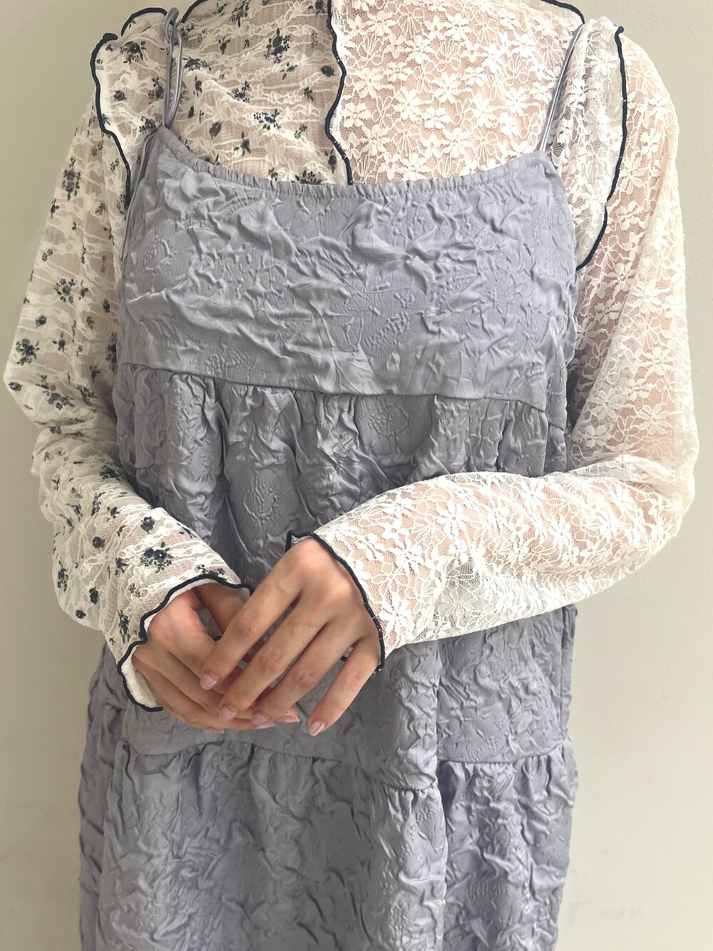 パープル系のワンピース、ホワイト系のTシャツ/カットソー、ホワイト系のサンダルを着用したレディースの夏コーディネートの9枚目の写真