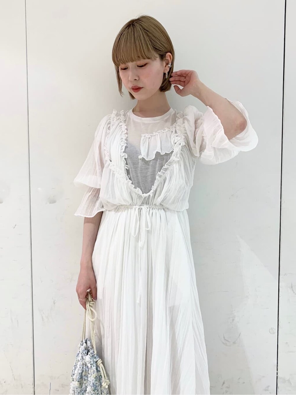 オレンジ系のパンプス、ホワイト系のTシャツ/カットソー、ブルー系のハンドバッグを着用したレディースの春コーディネートの4枚目の写真
