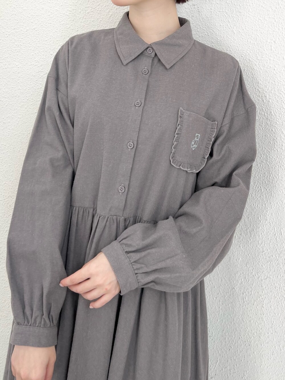 ブラック系のブルゾン、グレー系のワンピース、ホワイト系のスニーカーを着用したレディースの冬コーディネートの9枚目の写真