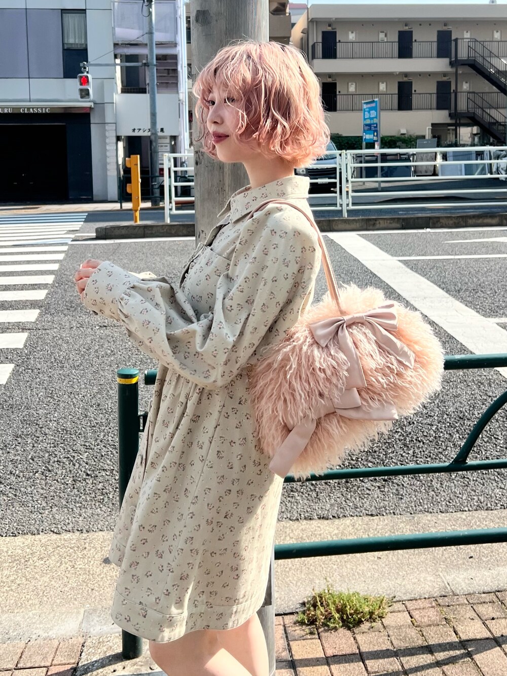 グリーン系のワンピース、ブラック系のブーツ、ピンク系のボストンバッグを着用したレディースの夏コーディネートの5枚目の写真