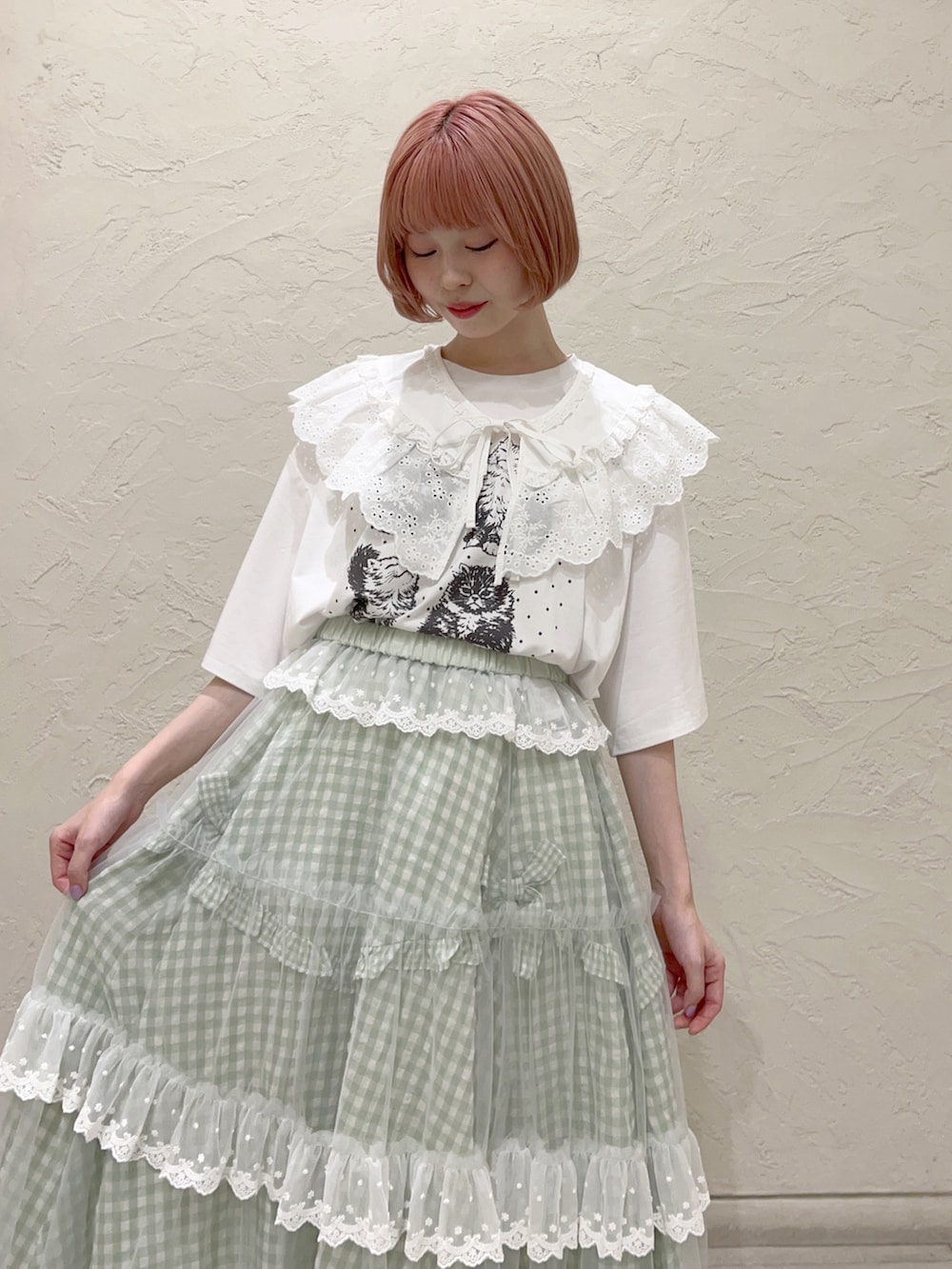 グリーン系のスカート、グリーン系のスカート、ホワイト系のTシャツ/カットソーを着用したレディースの夏コーディネートの5枚目の写真